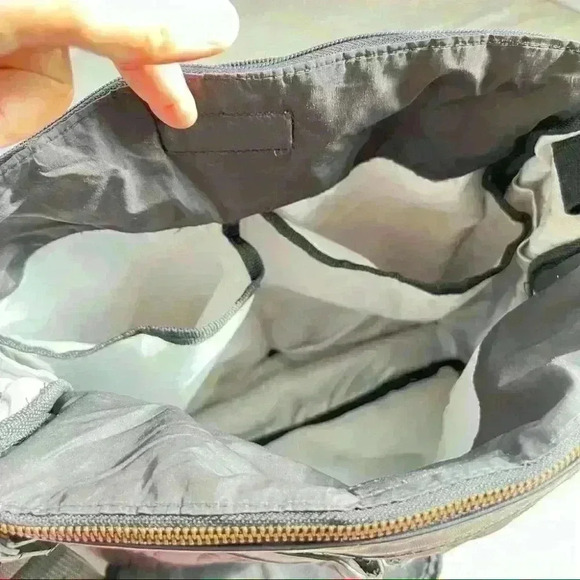 SKIP HOP BLACK BAG  WITH DIAPER STATION MOMMY BAG - Picture 9 of 16